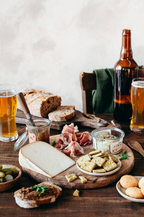 Box alpine gourmande : tartinables artisanales, biscuits salés de montagne, bière artisanale alpine - Livraison en France.