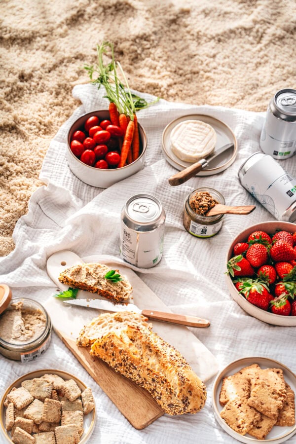 Pique-nique Vendéen gourmand : tartinables artisanales, gâteaux sucrés locaux, biscuits salés de Vendée, boisson régionale avec ou sans alcool locale.
