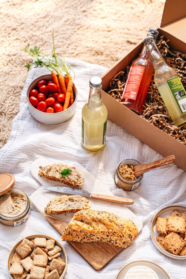 Cadeau pique-nique gourmand Vendéen : tartinables artisanales, biscuits salés de Vendée, gâteaux sucrés locaux, boisson régionale - Livraison en France.