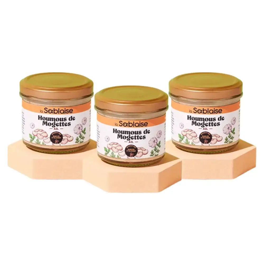 Trois pots de houmous de mogettes à l'ail de la Sablaise sur fond blanc.