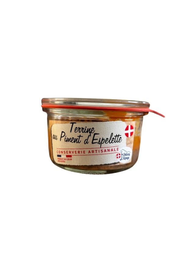 Terrine artisanale de pintade au piment d'Espelette, pot en verre avec étiquette.