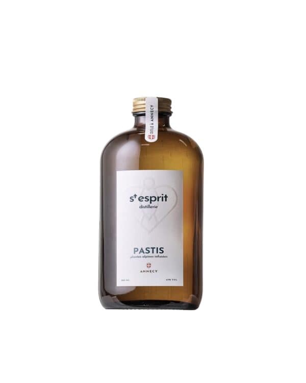 Bouteille en verre ambré de pastis Saint Esprit artisanal de la Distillerie du Saint-Esprit à Annecy. Étiquette blanche avec logo "St-Esprit distillerie", mention "PASTIS" et "plantes alpines infusées ».