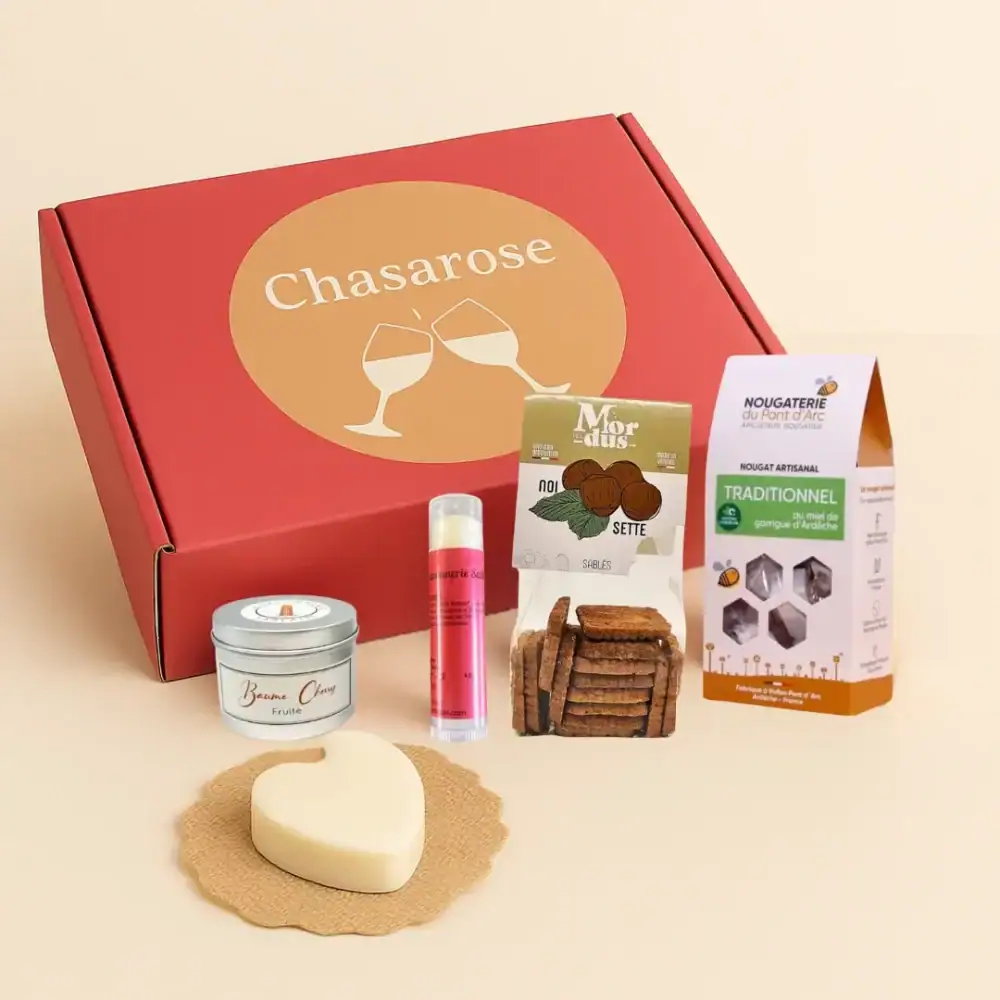 Visuel de la box cocooning de Chasarose. Boîte rose avec le logo chasarose en forme ronde beige. Les produits de la box.