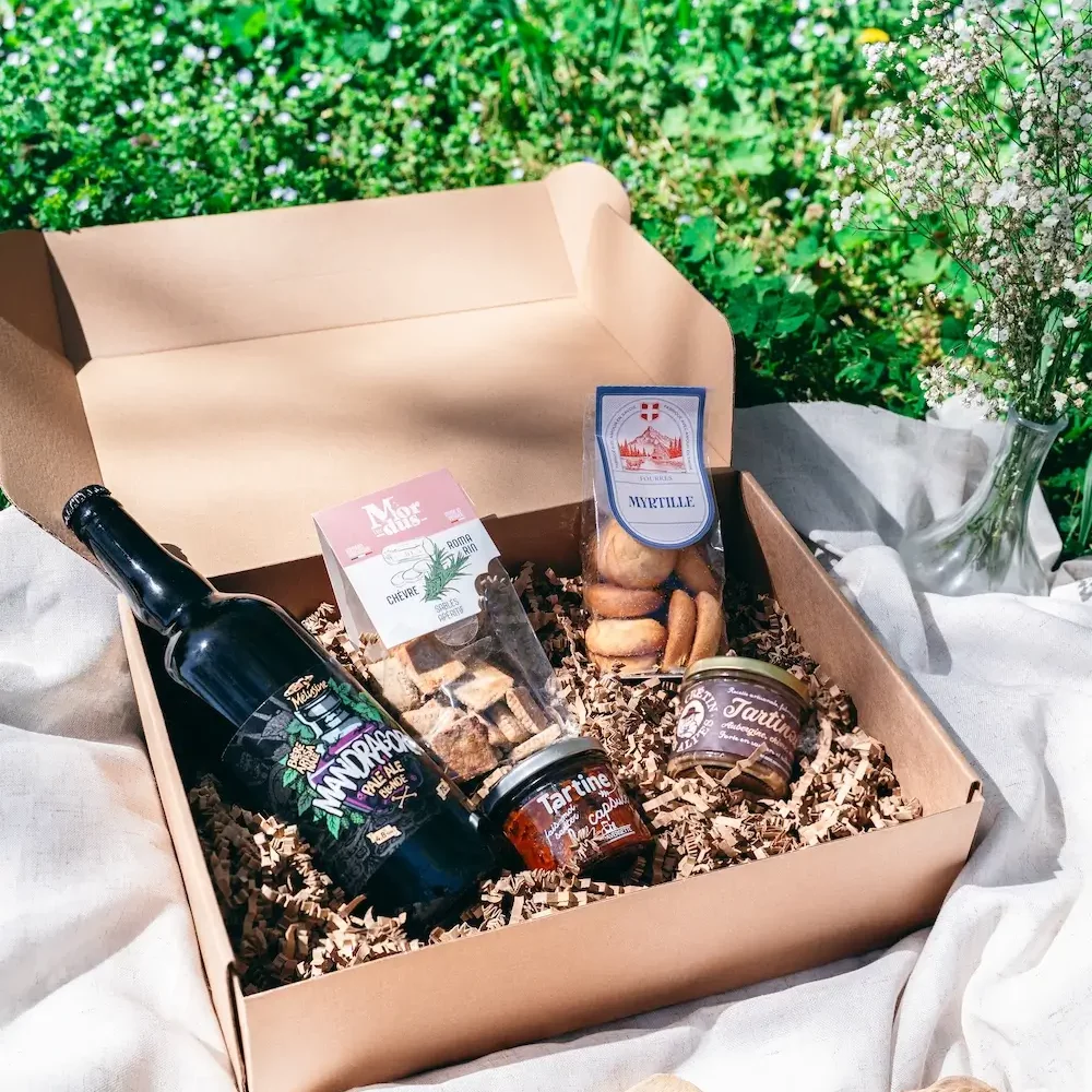 Cette image représente la box Apéro Sauvage dans sa globalité, packaging + produits. La box idéale pour un apéro vegetarien rapide et efficace.