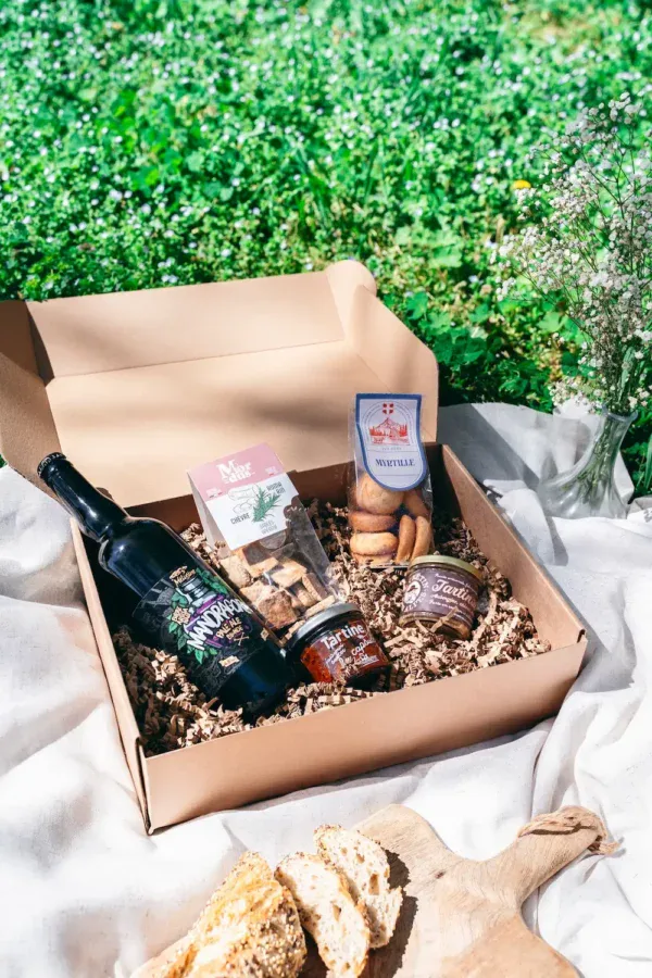 Coffret apéro végétarien L’Apéro Sauvage – tartinables artisanaux, biscuits salés, limonade ou bière dans un coffret cadeau Chasarose en plein air.