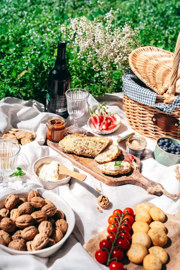 Cette image représente la box vegetarienne avec alcool. Elle est parfaite pour un apéro de dernière minute ou pour les amoureux de légumes.