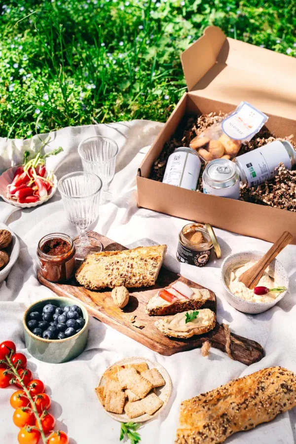 Cette image représente la box apéro sauvage sans alcool. Idéal pour un apéro vegetarien.