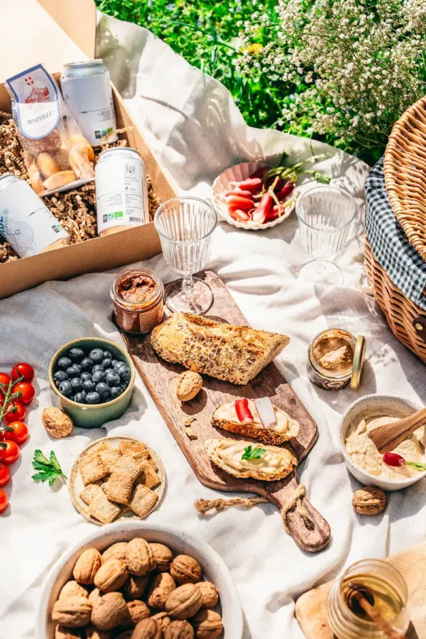 Cette image représente un pique nique avec la box L'apéro sauvage. Un apéro vegetarien pour les amoureux de légumes.