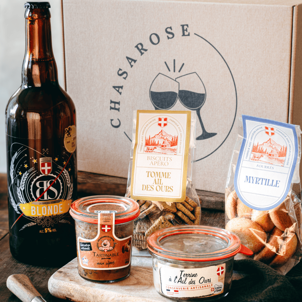 Box apéro alpine : bière blonde, biscuits apéro, biscuits apéritifs tomme à l'ail des ours et terrines, un apéritif savoureux aux saveurs montagnardes.