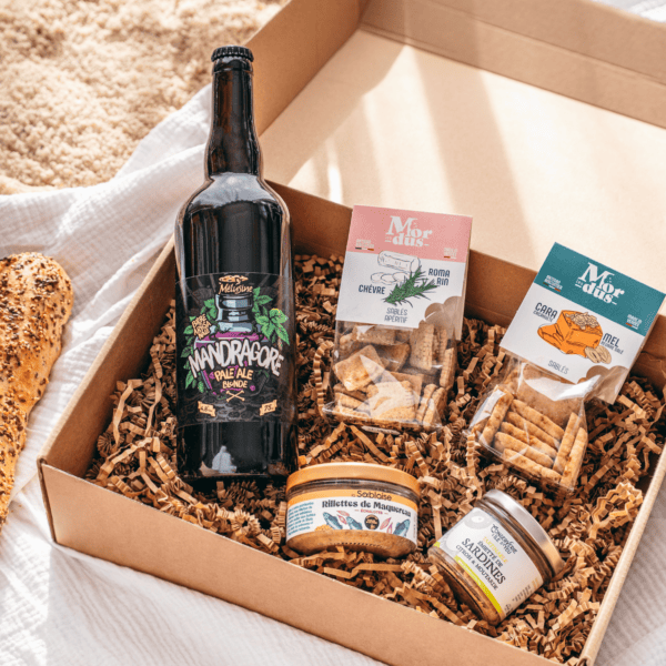 Coffret apéro "L'apéro des dunes" vendéenne : bière artisanale, tartinables locaux maquereaux et sardines, idéale pour un apéritif convivial.