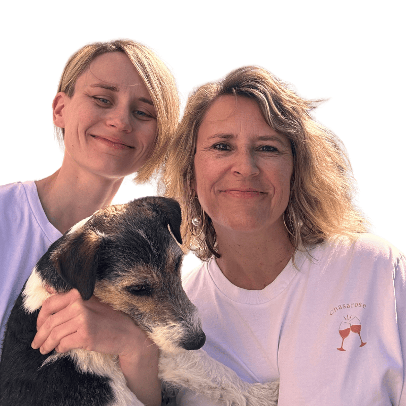 Équipe Chasarose : Vos experts en box apéros, spiritueux et tartinables Équipe Chasarose avec leur Jack Russel Rose, spécialistes des box apéros, spiritueux et tartinables