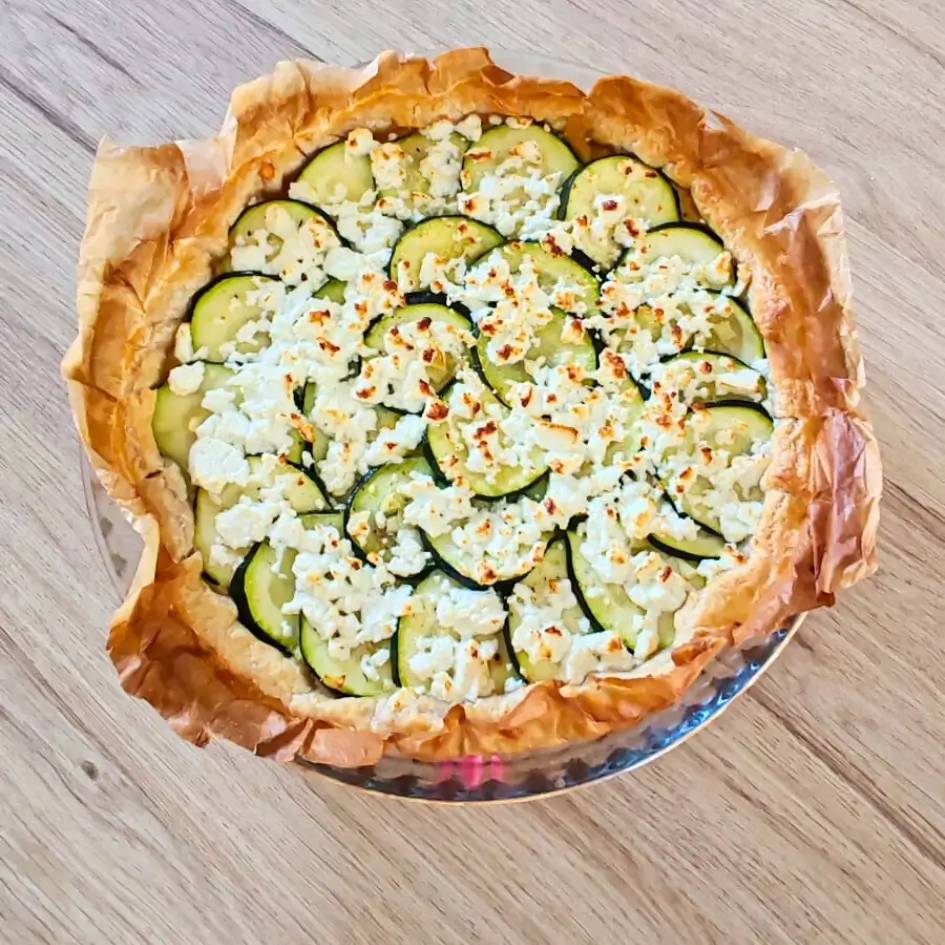 Idée apero-Recette de La Tarte apéro 100% plaisir ! Cette image représente la tarte réalisée avec le tartinable houmousexuel. Idéale pour un apéro dinatoire. Une idée apéro qui ne rate jamais.