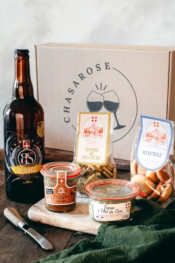 BOX APERO HEURE ALPINE Cette image représente la Box apéro "L'heure alpine", les saveurs des Alpes. Idéale pour un apéro dinatoire.