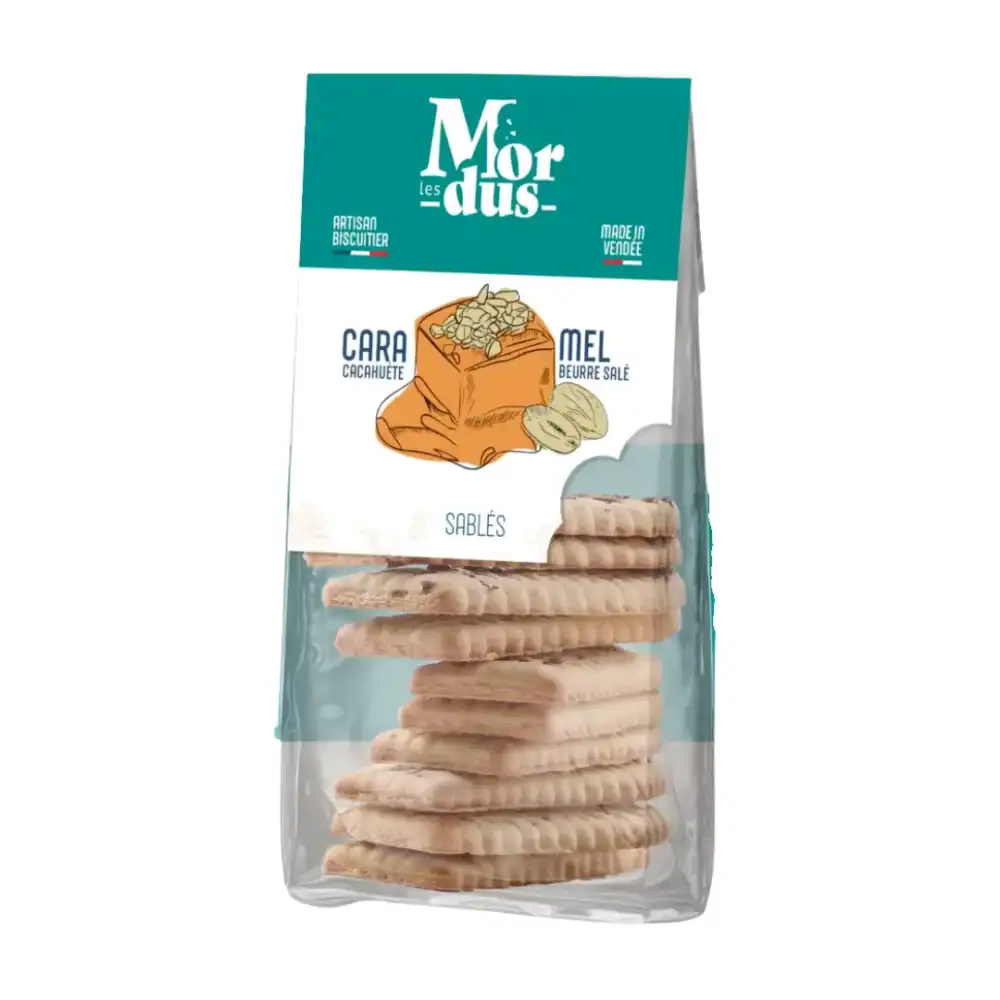 Un paquet de biscuits caramel cacahuètes beurre salé de l'Atelier des Mordus sur fond blanc.