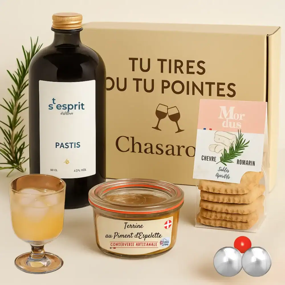 Kit apéro pétanque avec pastis artisanal de la Distillerie Saint Esprit, terrine au piment d’Espelette, sablés apéritifs chèvre romarin et fiche “règles de pétanque” revisitée, by Chasarose.