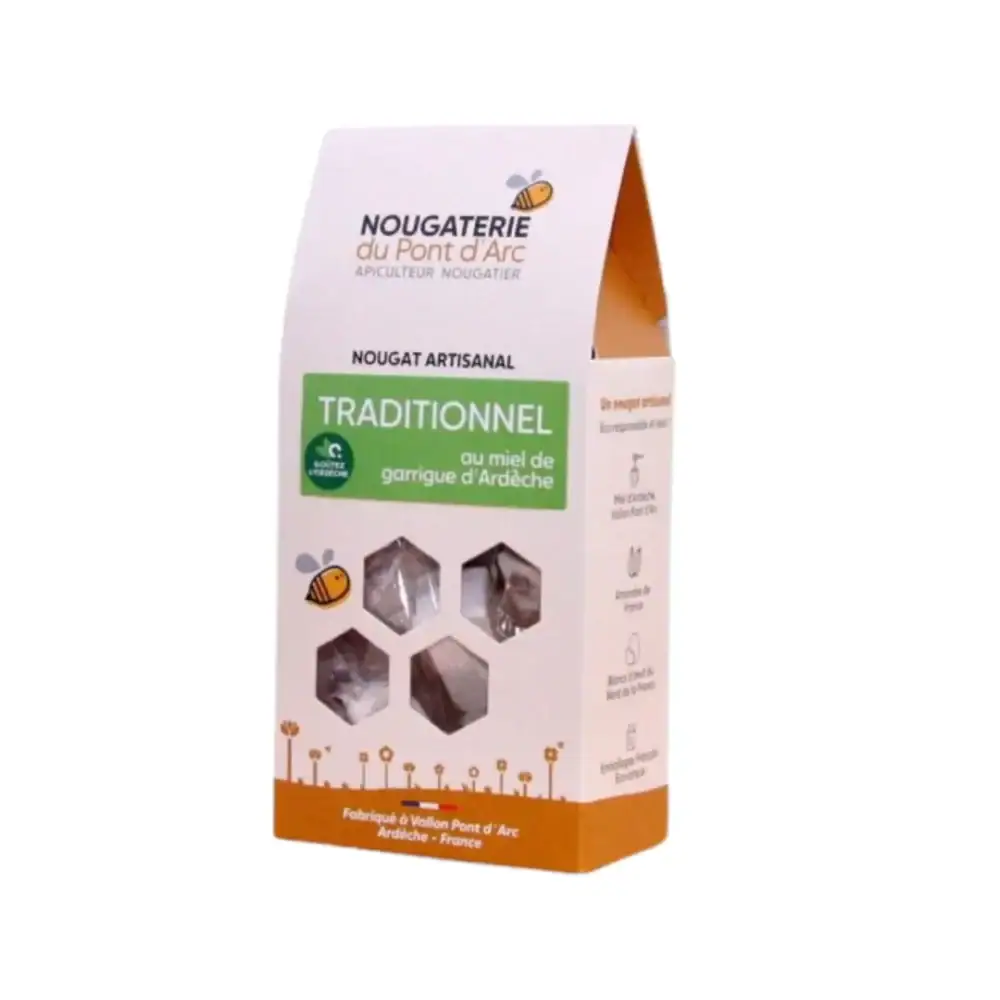 Un paquet de nougat au miel d'Ardèche traditionnel de la nougaterie du Pont d'Arc sur fond blanc.