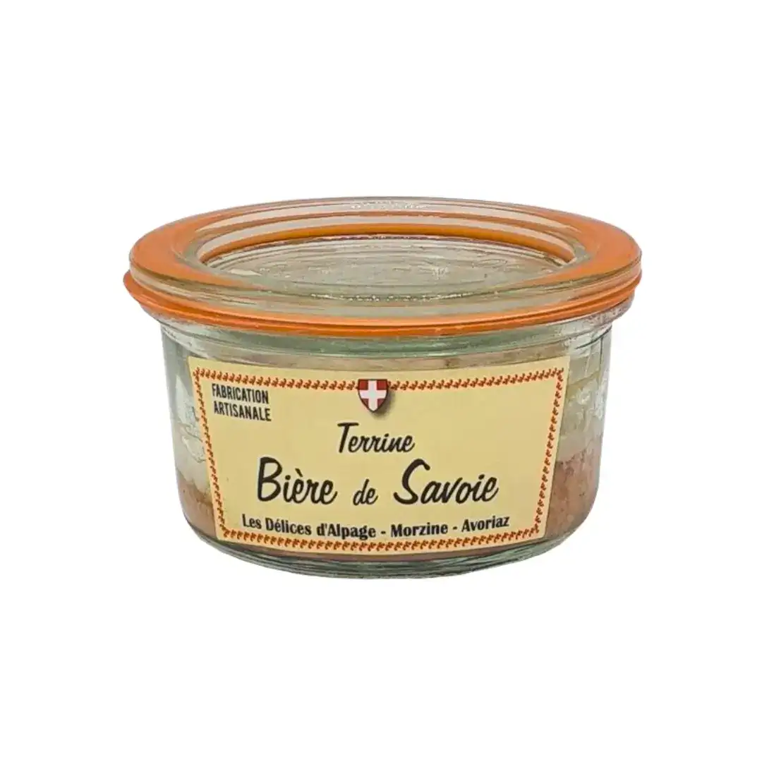Terrine artisanale à la Bière – Savoie – Les Délices d’Alpage Visuel d'un pot de terrine à la bière de Savoie, stout de la brasserie Giffre et des Délices d'Alpage. Sur un fond blanc.