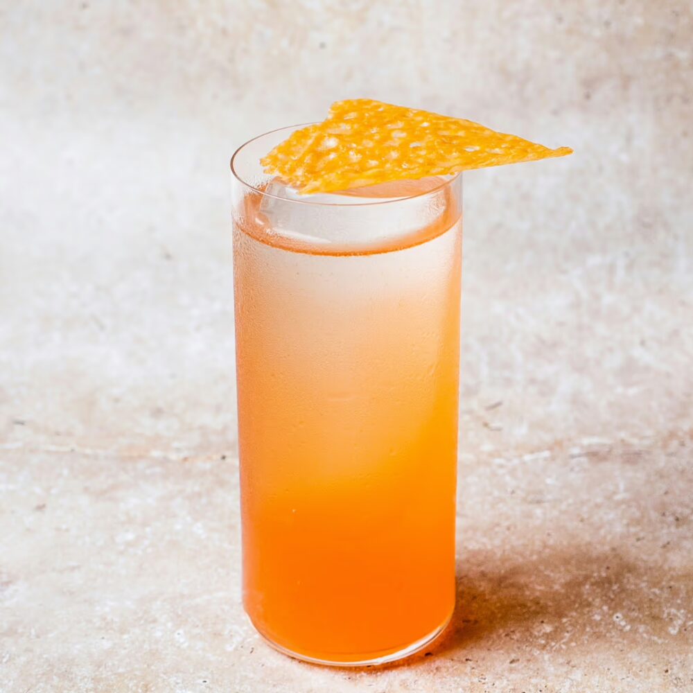 Cocktail orange dégradé avec tuile croustillante, réalisé lors d'un cours de mixologie en ligne avec Charlotte