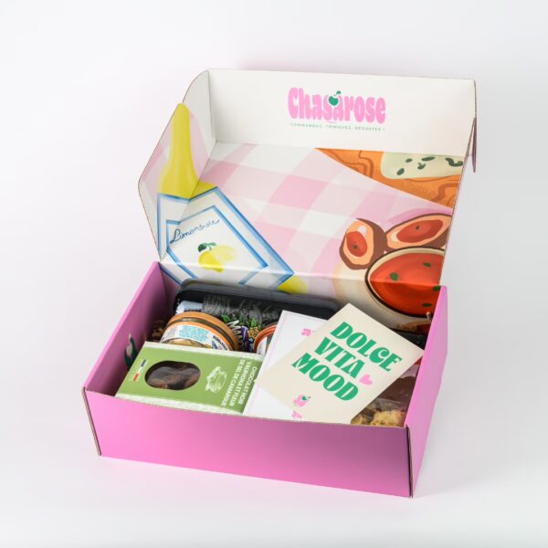 Abonnement apéro Chasarose avec box gourmande contenant biscuits, tartinades, chocolats et produits artisanaux.