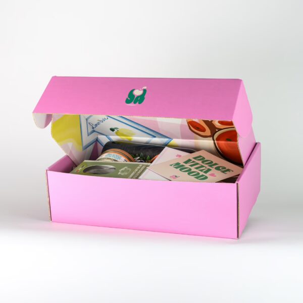 Abonnement apéro Chasarose présenté dans une box rose élégante remplie de produits artisanaux.