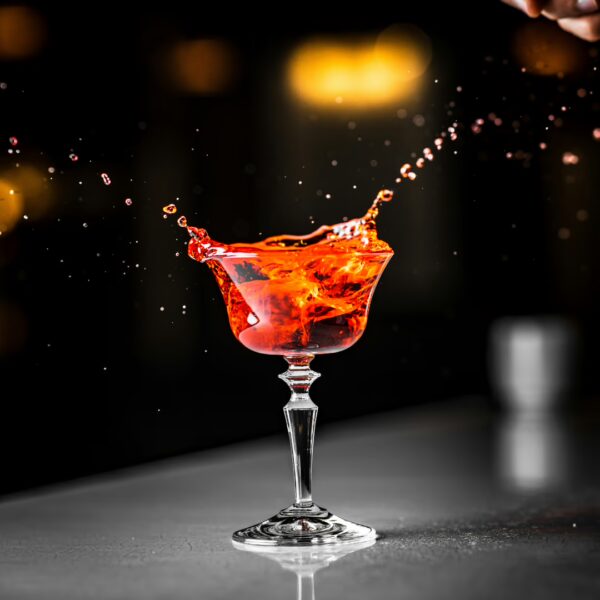 Cocktail coloré en verre élégant illustrant l’atelier cocktail à Saint-Jean-de-Monts