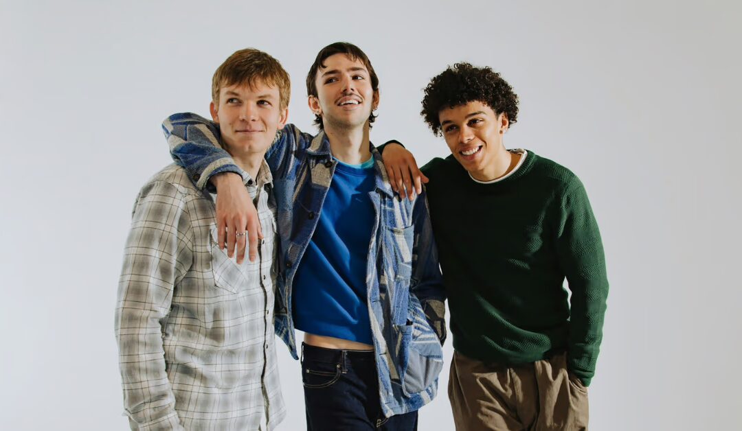 Groupe d’amis partageant un moment convivial, illustrant une idée cadeau EVG originale avec box apéro et atelier cocktail