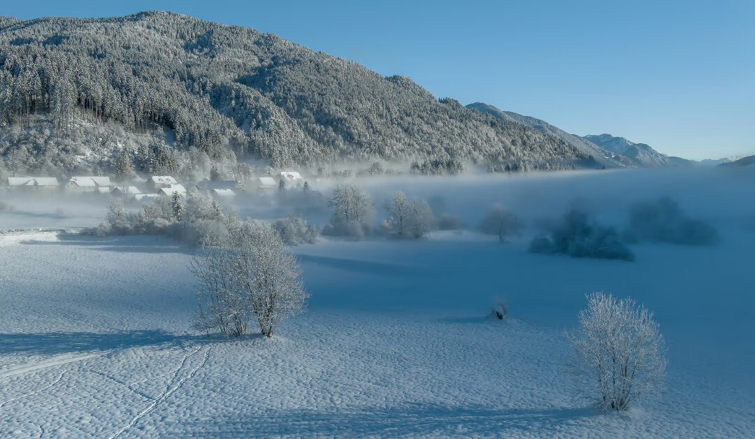 ue hivernale des paysages alpins d'Annecy sous la neige, un décor idéal pour toute activité Annecy hiver suivie d'un atelier cocktail convivial en intérieur.
