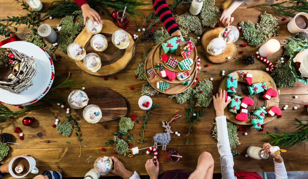 Ambiance de table de Noël festive avec des décorations artisanales, des douceurs et un esprit de partage.