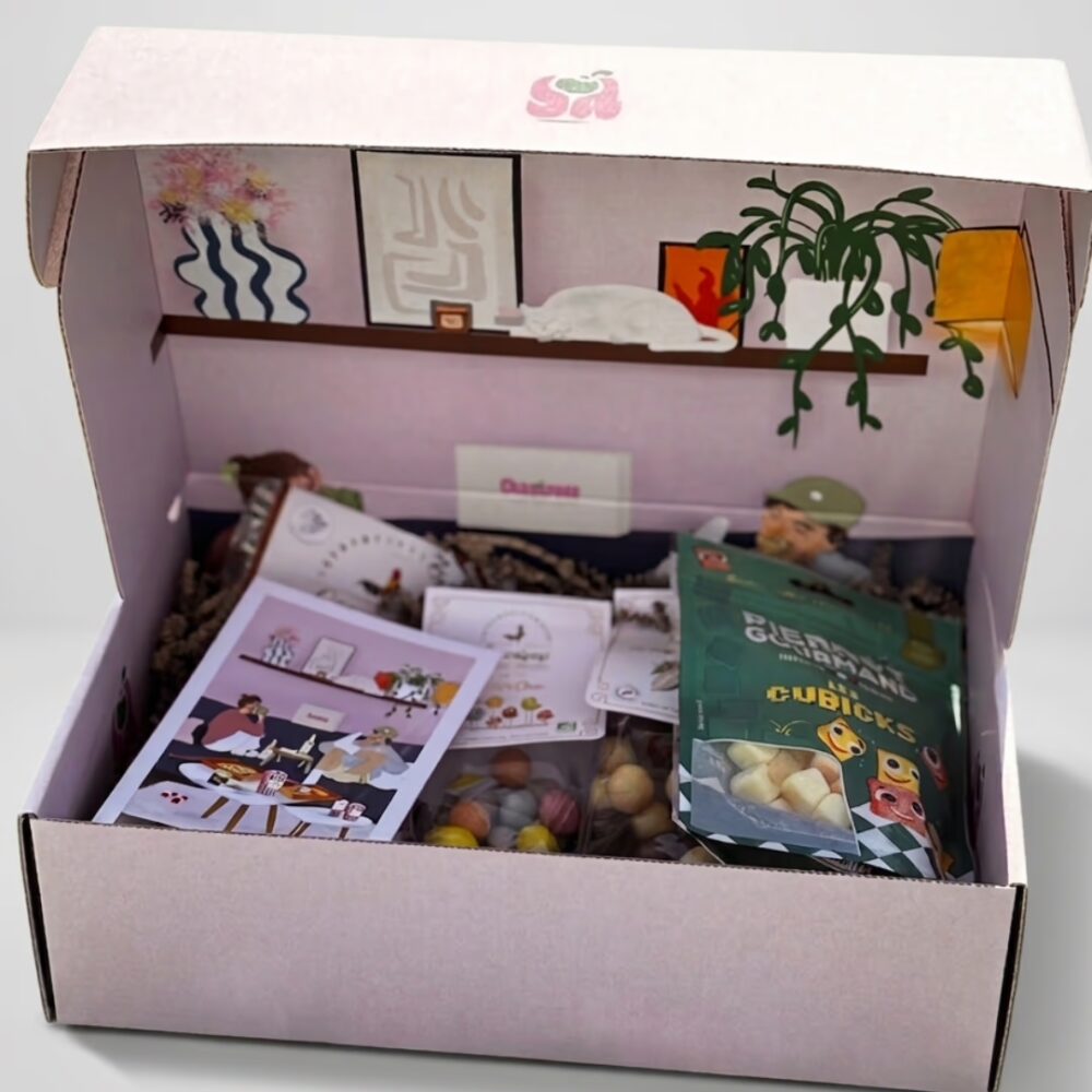 Box Canap’ Chasarose présentée avec des gourmandises ; une box sucrerie idéale pour une soirée détente devant la télévision.